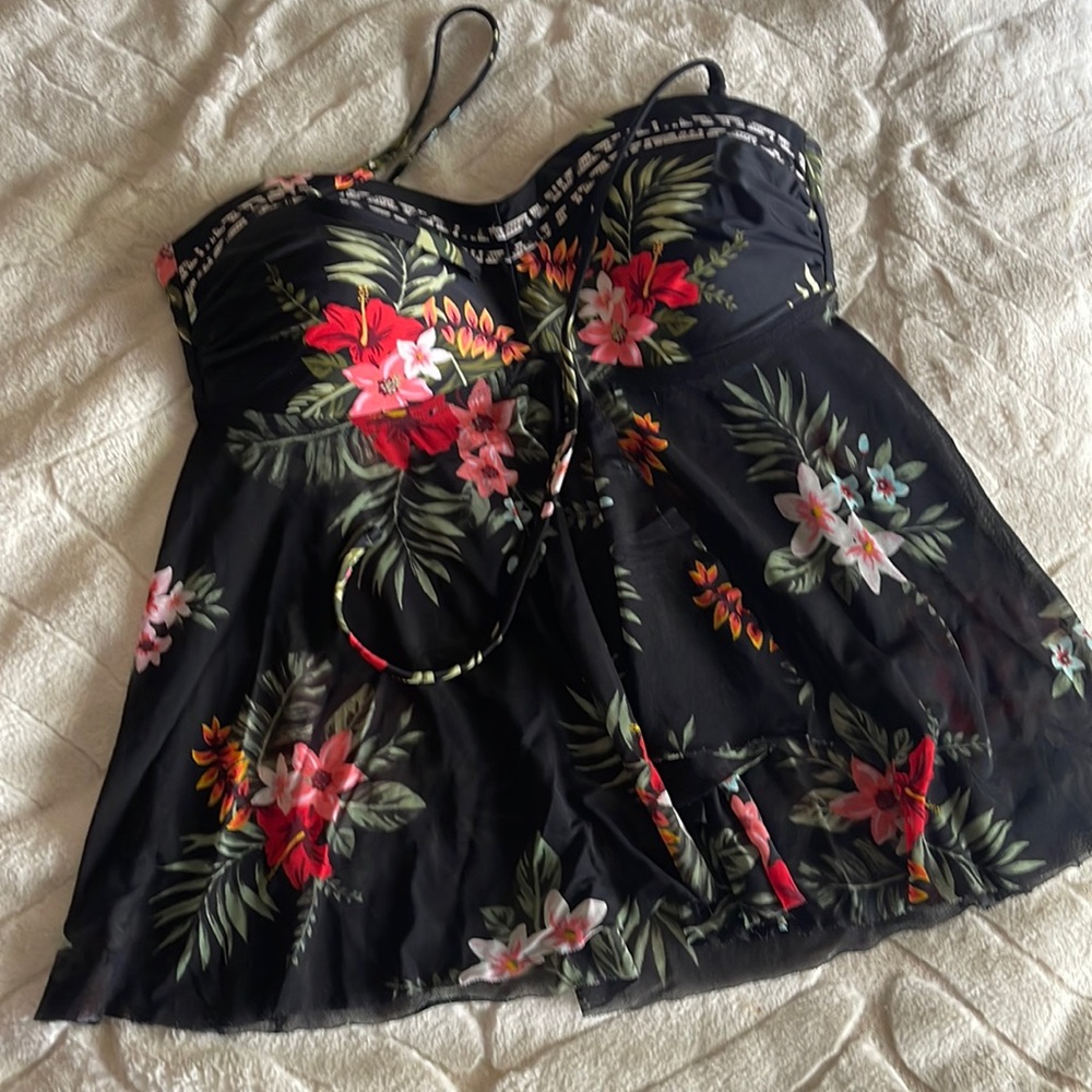 Bathing suit halter/strapless top.